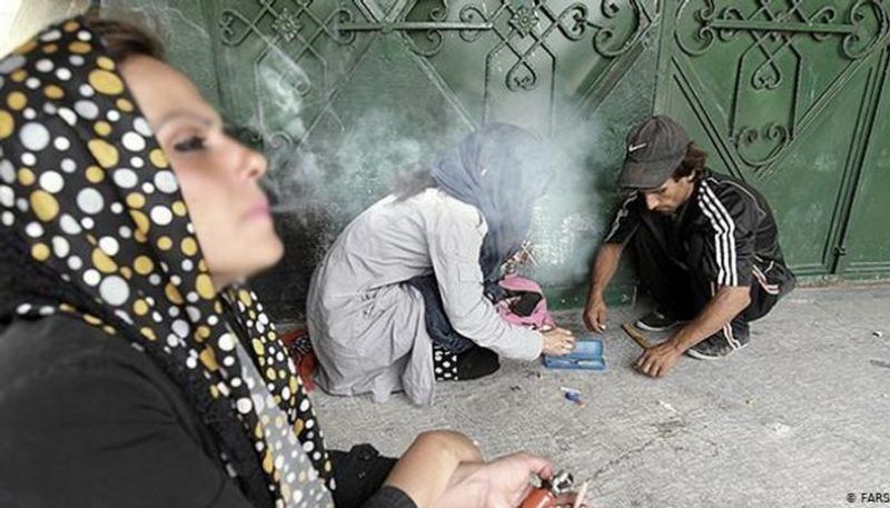 نساء محافظة قم يتصدرن المدمنات في إيران - أرشيفية