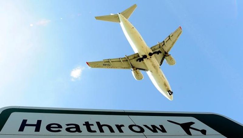 طائرة تهبط بمطار هيثرو في لندن