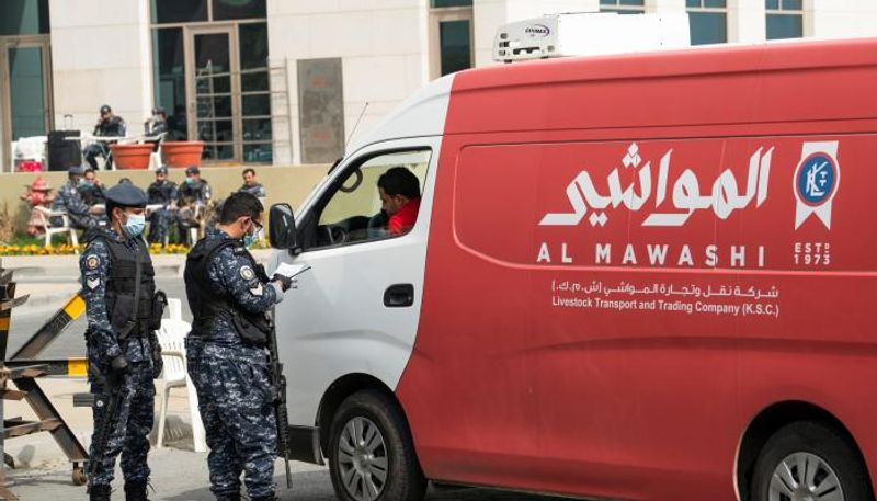 رجال أمن كويتيون عند فندق احتجاز الحالات المشتبهة بين العائدين من إيران