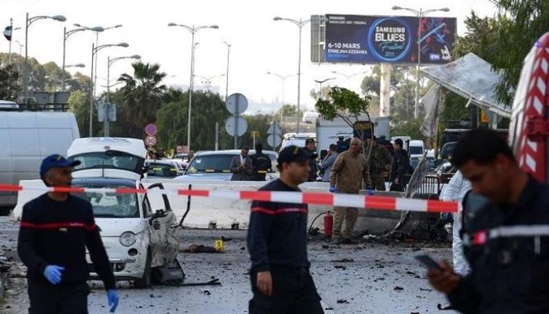 الشرطة التونسية في موقع الهجوم - الفرنسية