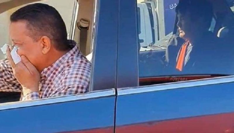 الشاب الصيني يجلس في المقعد الخلفي بالسيارة