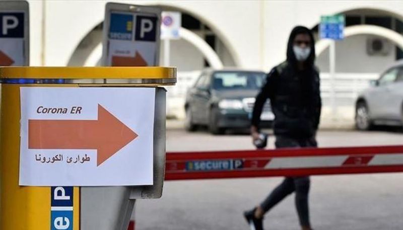 لبناني يمر أمام مدخل الطوارئ بمستشفى رفيق الحريري في بيروت