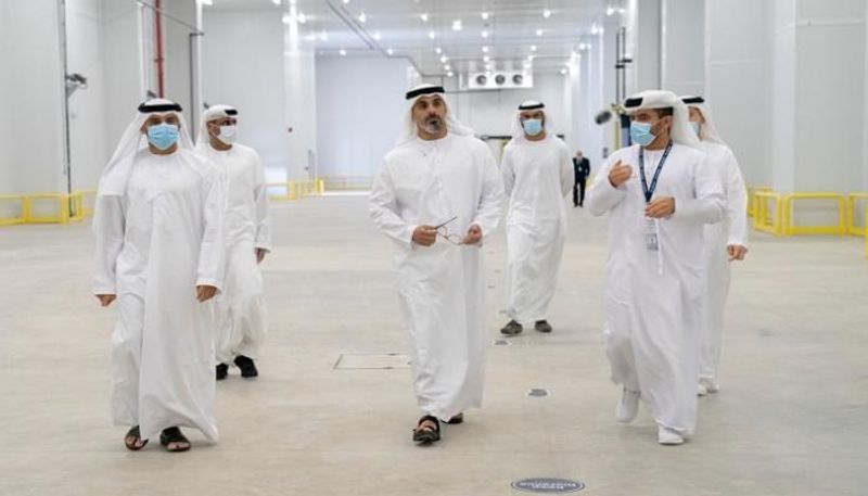 الشيخ خالد بن محمد بن زايد آل نهيان خلال تدشين النافذة