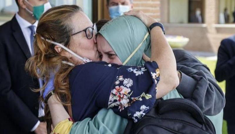 المتطوعة الإيطالية سيفيا رومانو مرتدية الحجاب لدى وصولها لروما