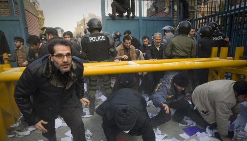 إيرانيون يقتحمون سفارة لندن في طهران - أرشيفية