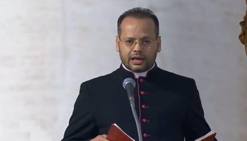 يؤانس لحظي جيد مستشار البابا فرنسيس بابا الكنيسة الكاثوليكية