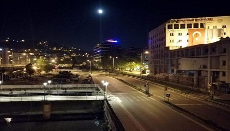 شوارع خالية من المارة في تركيا خلال حظر التجوال