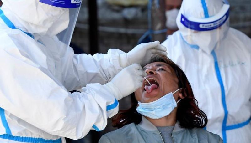 أخذ مسحة من رجل لإجراء تحليل فيروس كورونا