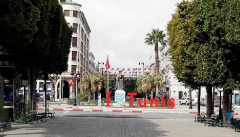 وسط مدينة تونس خالٍ من المارة بسبب كورونا - رويترز