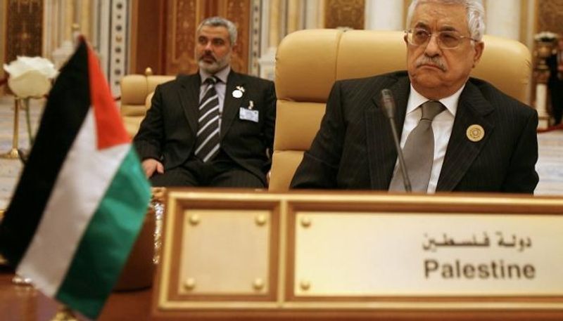 الرئيس الفلسطيني ومن وراءه إسماعيل هنية رئيس حركة حماس في اجتماع سابق- أرشيفية