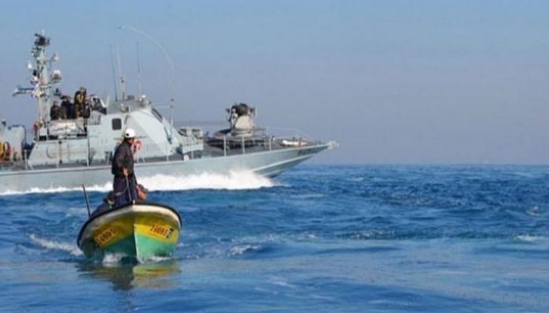 الاحتلال يلاحق صيادين فلسطينيين