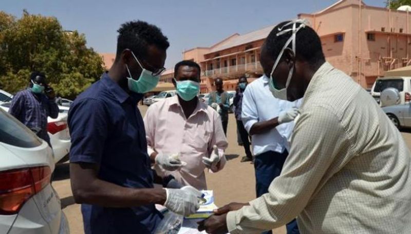 رجال يرتدون كمامات للوقاية من كورونا في السودان