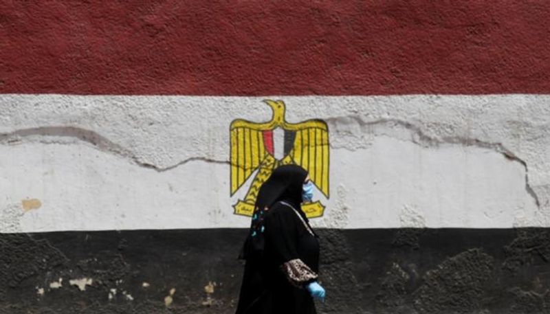 سيدة ترتدي كمامة للوقاية من كورونا في مصر