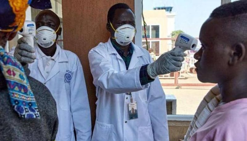 عاملان في المجال الطبي خلال فحص سودانيين- أرشيفية