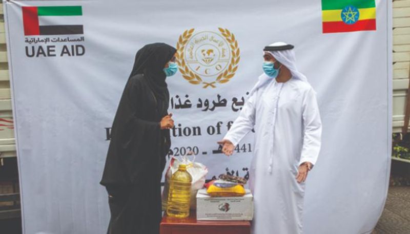 السفير الإماراتي يسلم المساعدات للمسؤولة الإثيوبية