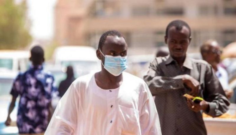 شخص يرتدي كمامة للوقاية من كورونا في السودان