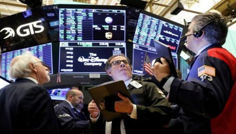 متعاملون أثناء التداول في البورصة الأمريكية