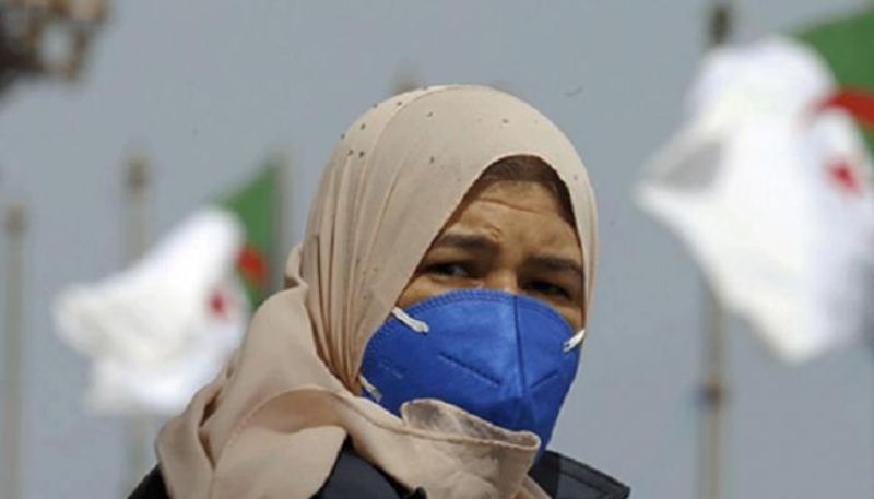 سيدة جزائرية ترتدي قناعا واقيا من فيروس كورونا