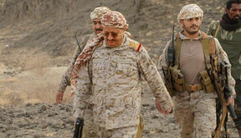 جانب من زيارة وزير الدفاع اليمني لجبهة