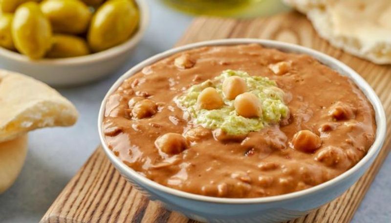 مائدة تحوي طبقا من الفول المدمس والخبز