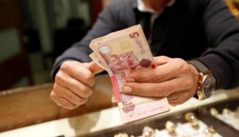 موظف بأحد مصارف ليبيا (أرشيفية)