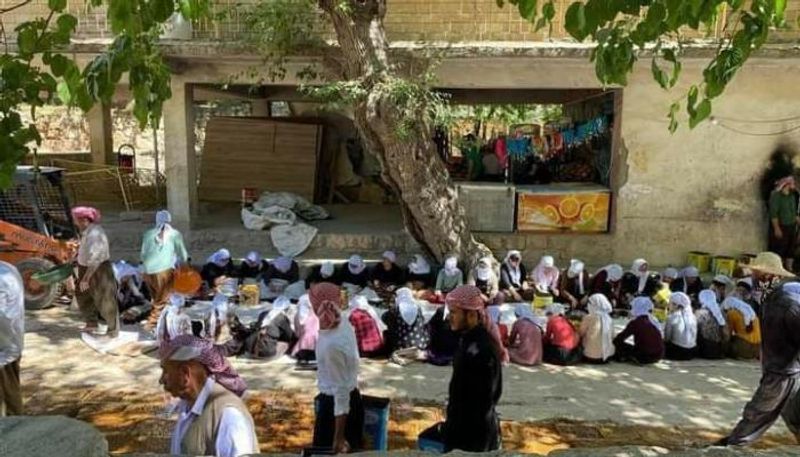 إيزيديون يستحضرون الزيتون لإنارة معبد لالش في العراق