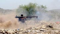 جندي يمني يقصف مواقع الحوثي.. أرشيفية