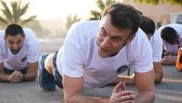 ماكرون أثناء تدريباته مع الجنود