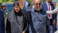 الرئيس الصومالي حسن شيخ محمود يدلي بصوته في مقديشو