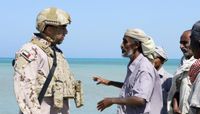 جندي إماراتي مع مواطنين يمنيين - أرشيفية