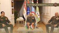 نائب رئيس الأركان الليبي خلال لقائه بوزير الدفاع ورئيس الأركان المصريين