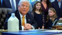 ترامب وأمامه زجاجة الحليب