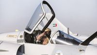 طيار في الجيش الإماراتي يستعد لتنفيذ مهمة - أرشيفية