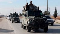 جنود سوريون في مركبات عسكرية في حلب