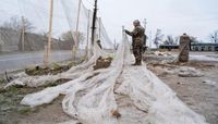  جنود أوكرانيون يغطون الطرق بشباك صيد تبرع بها صيادون فرنسيون