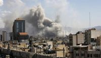 دخان يتصاعد إثر ضربة إسرائيلية بطهران "أرشيفية"