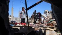 طفل فلسطيني في غزة وسط أنقاض منزل مهدم