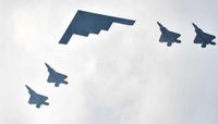 القاذفة بي-2 تتقدم مقاتلات إف-22