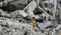 طفل فلسطيني وسط الأنقاض في غزة