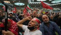 متشددون إيرانيون خلال جنازة خامنئي
