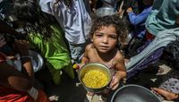 أطفال في غزة يتجمعون للحصول على الطعام